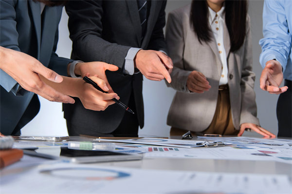 強(qiáng)化集團(tuán)管控執(zhí)行力:確保戰(zhàn)略目標(biāo)與業(yè)務(wù)計(jì)劃的實(shí)現(xiàn) 強(qiáng)化集團(tuán)管控執(zhí)行力:確保戰(zhàn)略目標(biāo)與業(yè)務(wù)計(jì)劃的實(shí)現(xiàn)