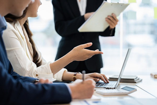 深化集團(tuán)管控機(jī)制改革，推動(dòng)可持續(xù)發(fā)展戰(zhàn)略實(shí)施