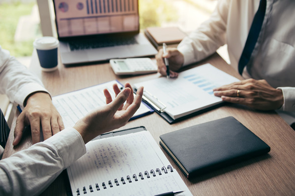 結(jié)合企業(yè)薪酬實踐談?wù)勅绾翁嵘髽I(yè)的薪酬競爭力？