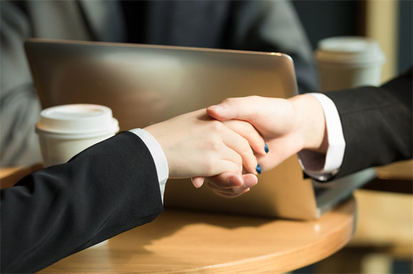 在客戶服務中如何有效傳遞和強化品牌的核心價值觀？