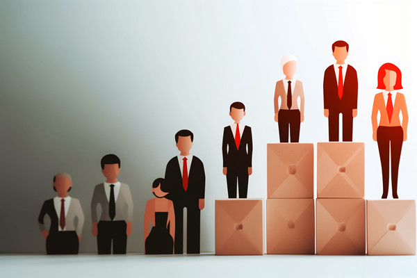 組織規(guī)劃中如何平衡集權(quán)與分權(quán)，促進(jìn)決策效率？